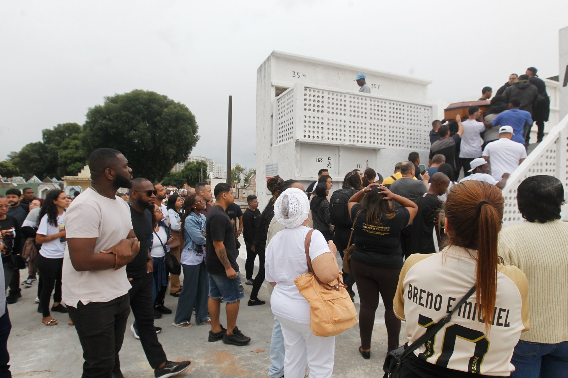 Familiares e amigos se despediram de Rodrigo Santana em cerimônia no Cemitério de Irajá - Reginaldo Pimenta / Agência O Dia