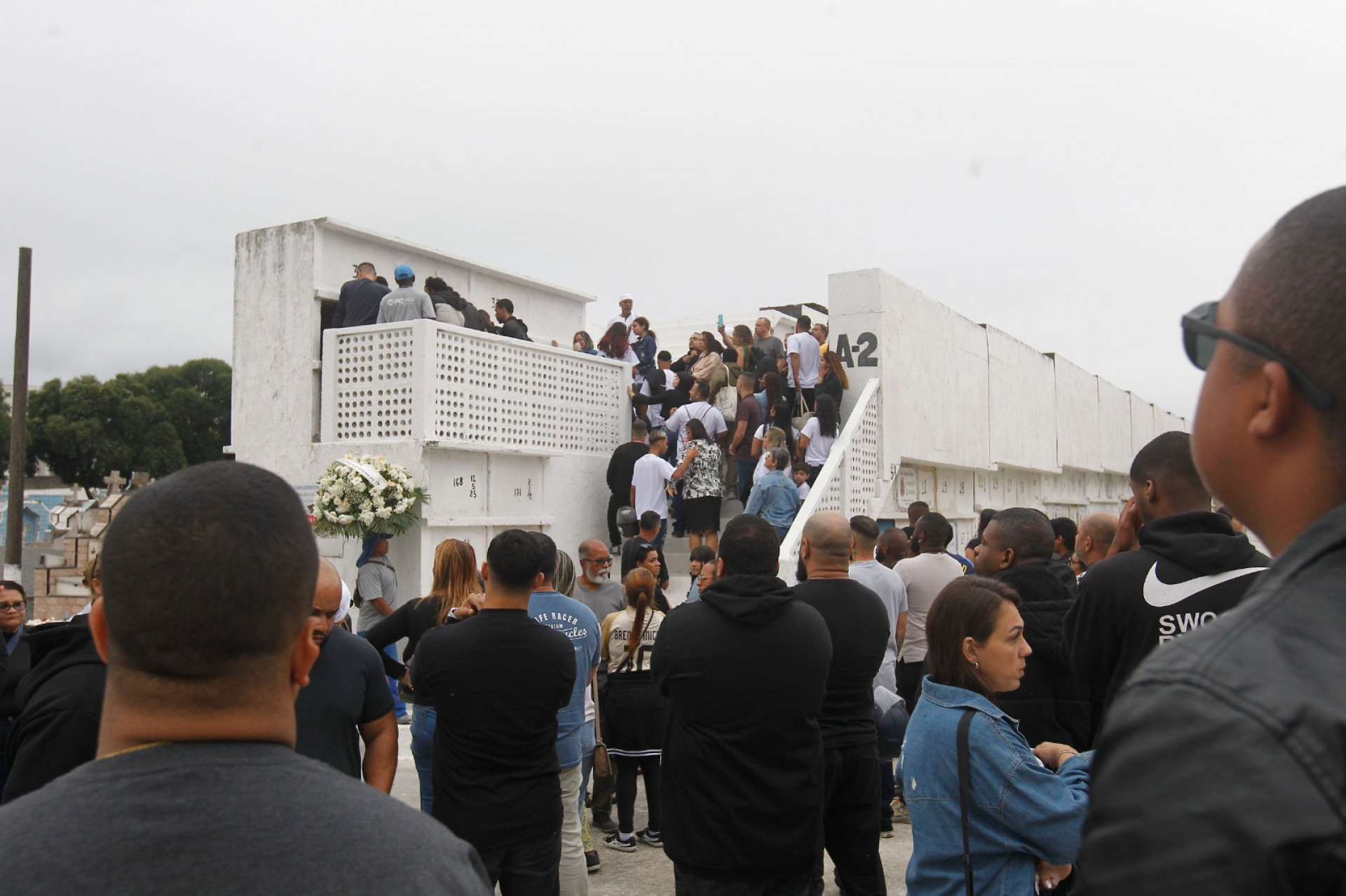 Familiares e amigos se despediram de Rodrigo Santana em cerimônia no Cemitério de Irajá - Reginaldo Pimenta / Agência O Dia