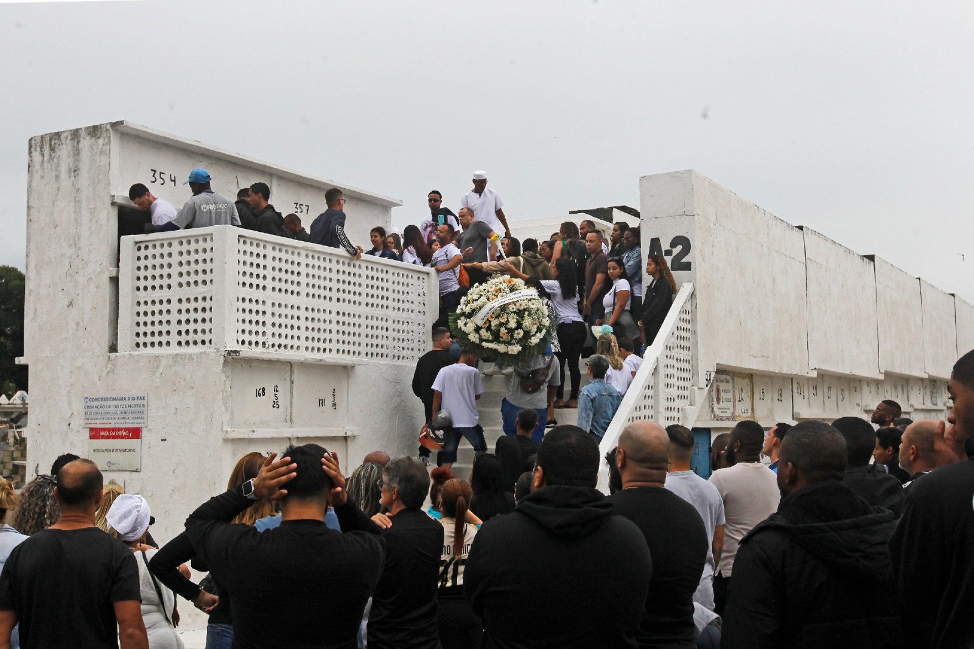 Familiares e amigos se despediram de Rodrigo Santana em cerimônia no Cemitério de Irajá - Reginaldo Pimenta / Agência O Dia