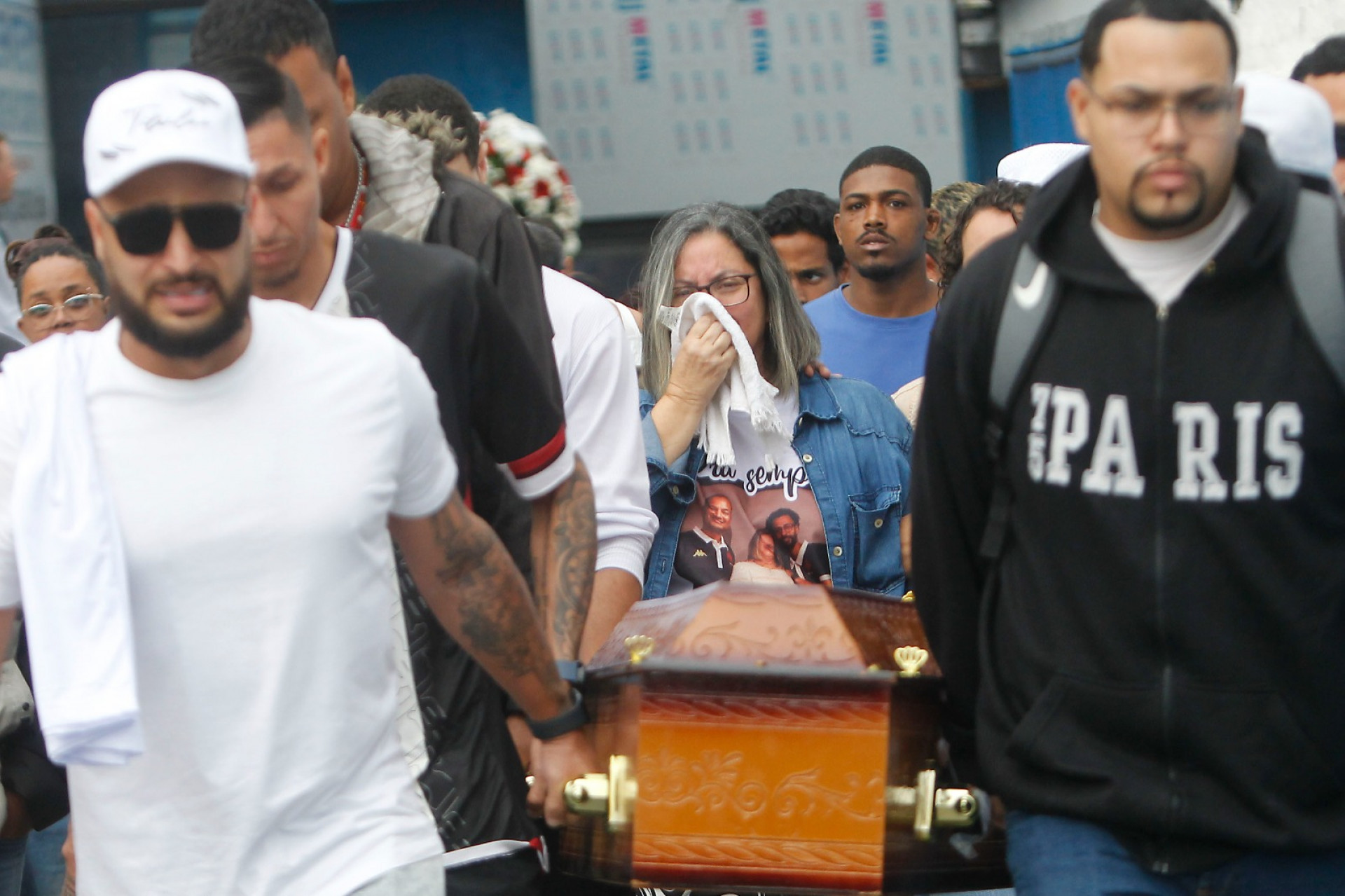 Familiares e amigos se despediram de Rodrigo Santana em cerimônia no Cemitério de Irajá - Reginaldo Pimenta / Agência O Dia