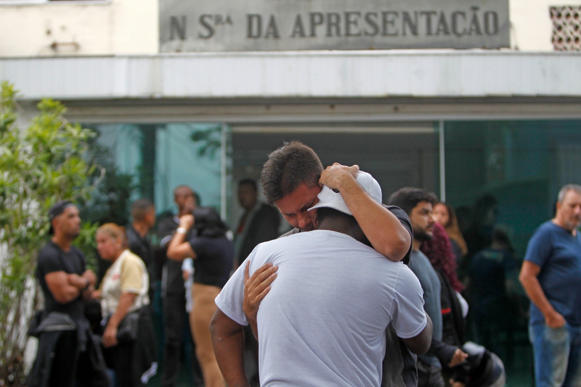 Familiares e amigos se despediram de Rodrigo Santana em cerimônia no Cemitério de Irajá - Reginaldo Pimenta / Agência O Dia