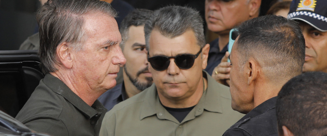 Ex-presidente Jair Bolsonaro (PL) chegou escoltado pela pol&iacute;cia - AFP