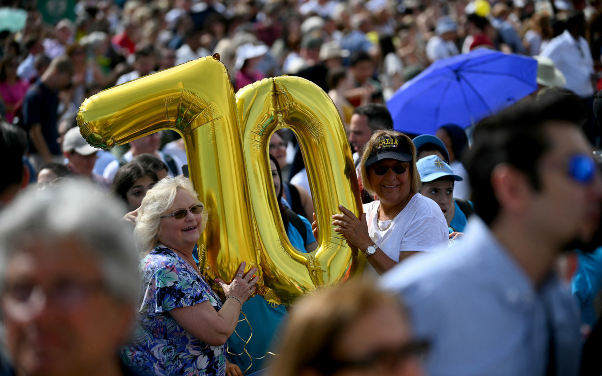 Milhares de fi&eacute;is foram &agrave; Pra&ccedil;a de S&atilde;o Pedro, no Vaticano, para comemorar o anivers&aacute;rio do papa Le&atilde;o XIV - AFP