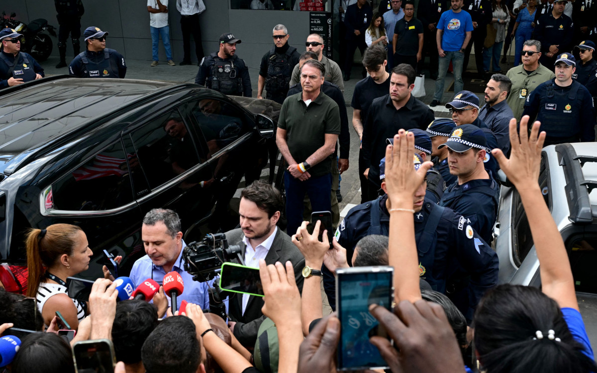 Ex-presidente Jair Bolsonaro (PL) deixou o hospital após procedimento - AFP