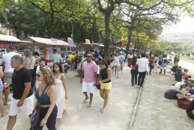 Feira da Glória recebe elogios do público por uso de barracas na Praça Paris: 'Mudança positiva'