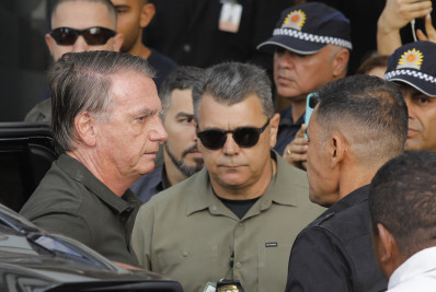 Escoltado, Bolsonaro deixa prisão domiciliar para passar por procedimento médico
