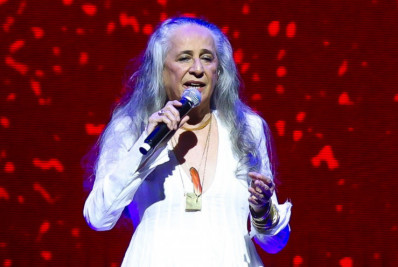 Maria Bethânia completa 80 anos e recebe homenagens