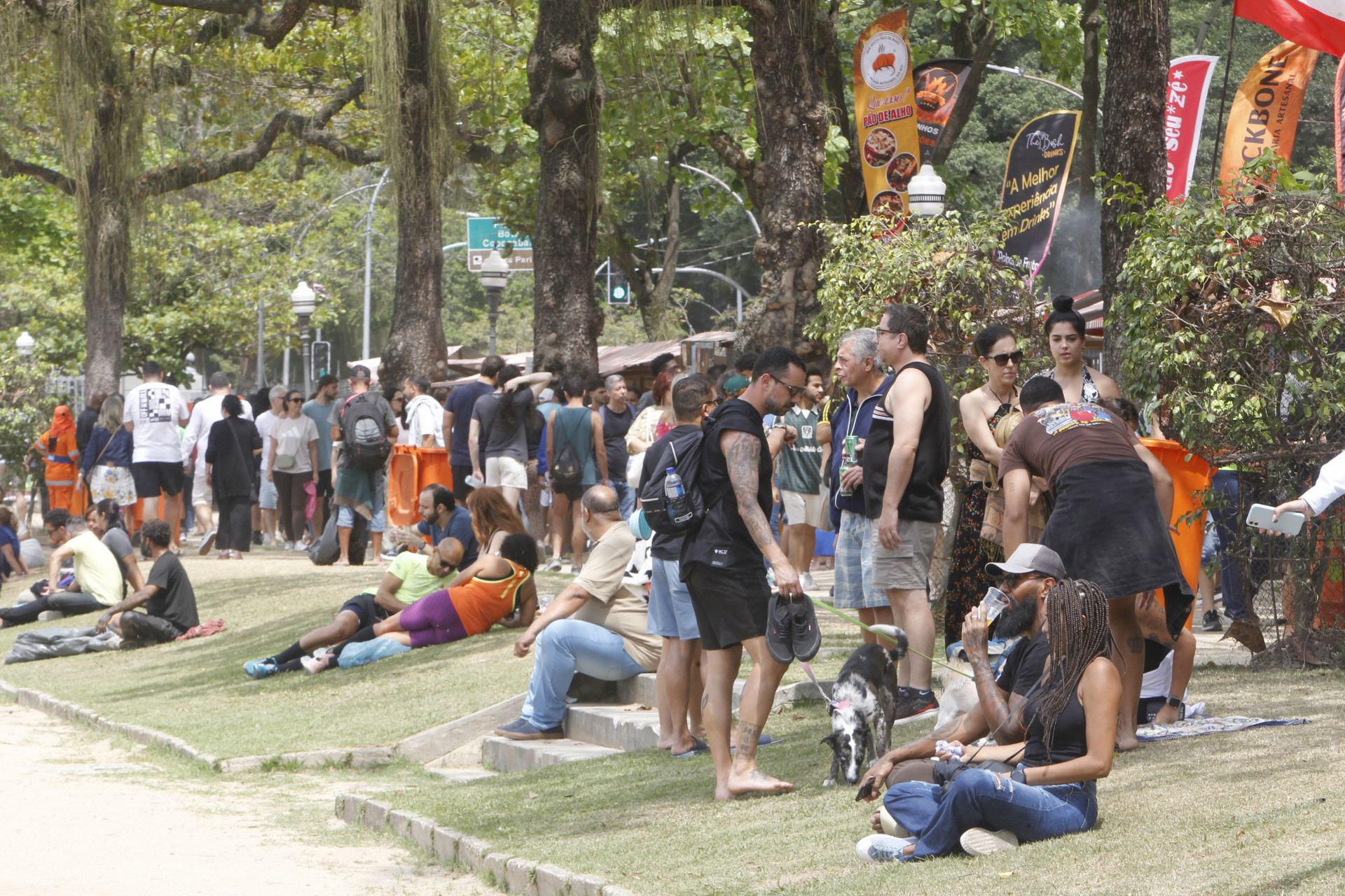 Pessoas aproveitam gramado da Pra&ccedil;a Paris para sentar, comer e relaxar - Reginaldo Pimenta / Ag&ecirc;ncia O Dia