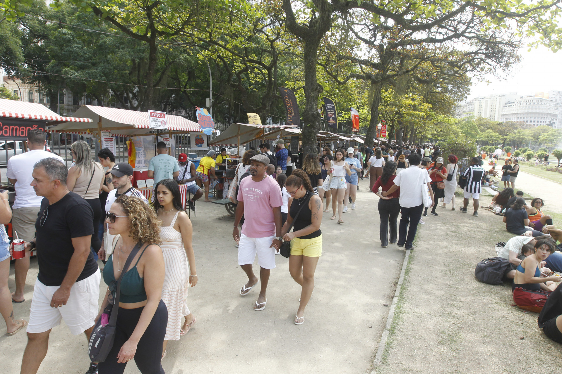 Movimenta&ccedil;&atilde;o na Feira da Gl&oacute;ria, na Pra&ccedil;a Paris, neste domingo (14) - Reginaldo Pimenta / Ag&ecirc;ncia O Dia