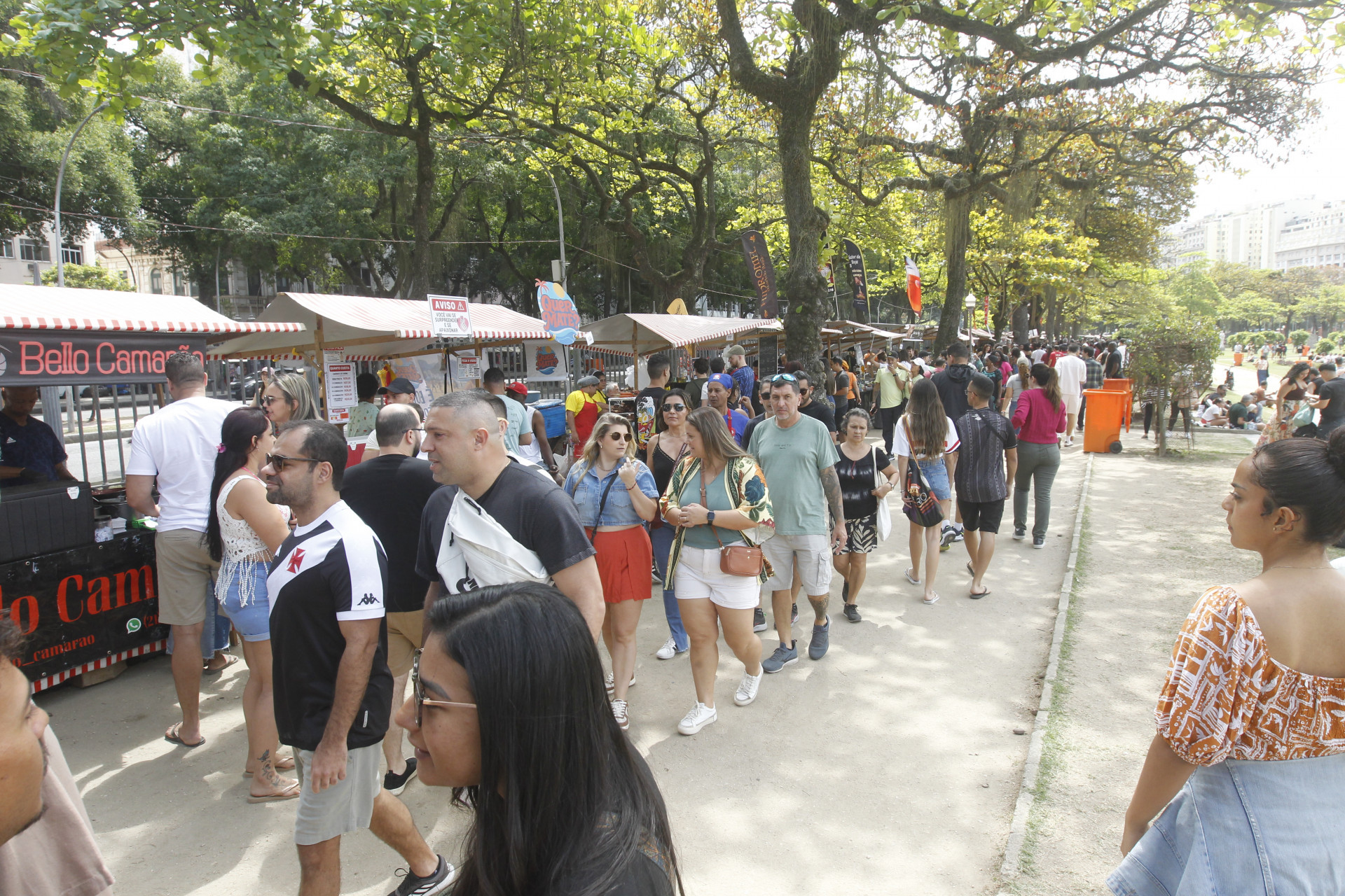 Uso da Pra&ccedil;a Paris para barracas da Feira da Gl&oacute;ria agradou a p&uacute;blico - Reginaldo Pimenta / Ag&ecirc;ncia O Dia