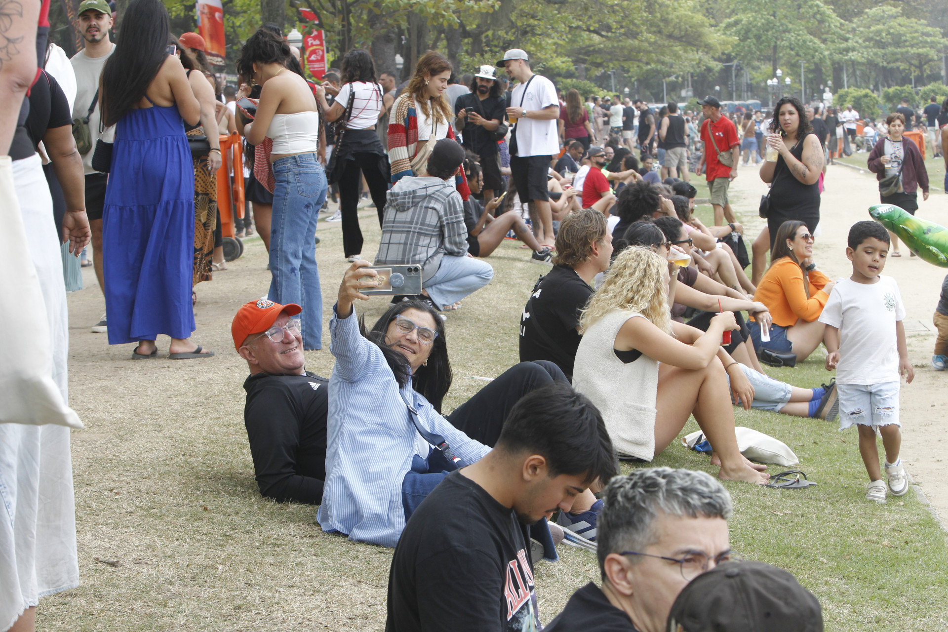 Fam&iacute;lias aproveitam o dia na Pra&ccedil;a Paris neste domingo (14) - Reginaldo Pimenta / Ag&ecirc;ncia O Dia