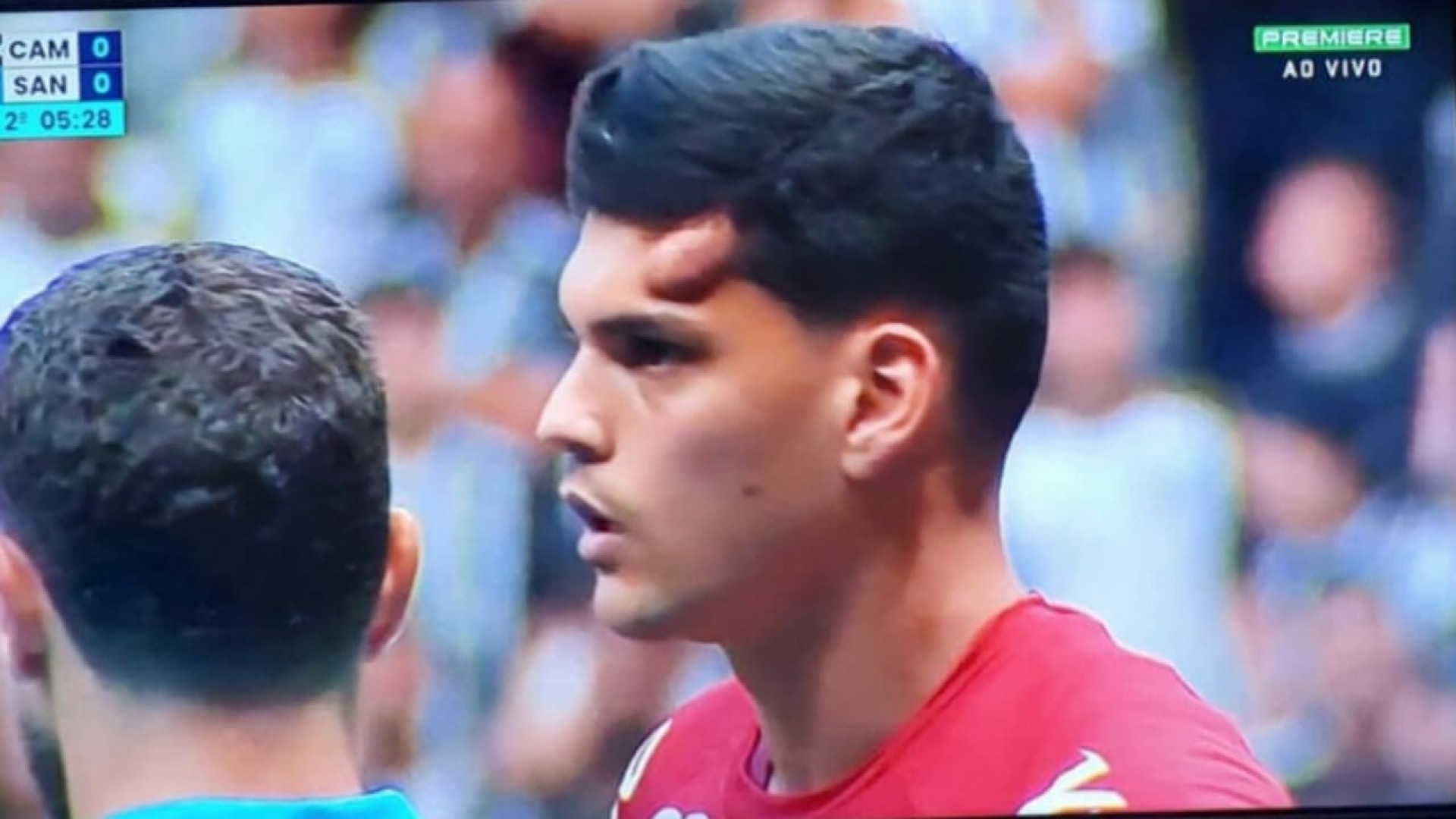 Goleiro do Santos, Braz&atilde;o sai de &acirc;mbul&acirc;ncia minutos ap&oacute;s choque na cabe&ccedil;a. Veja imagens