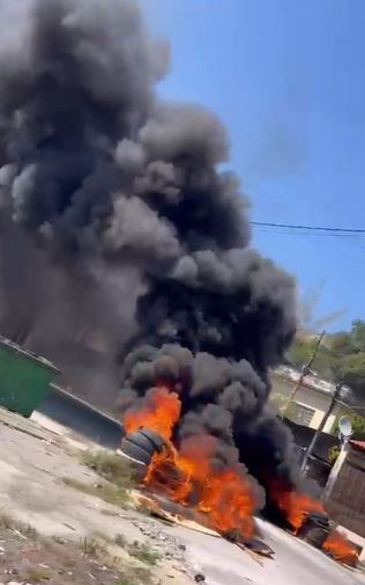 Barricadas em chamas durante operação da PM - Rede Social