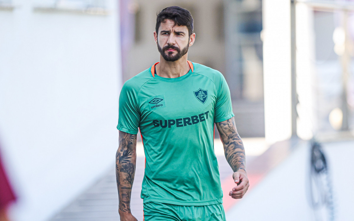 Everaldo em treino do Fluminense