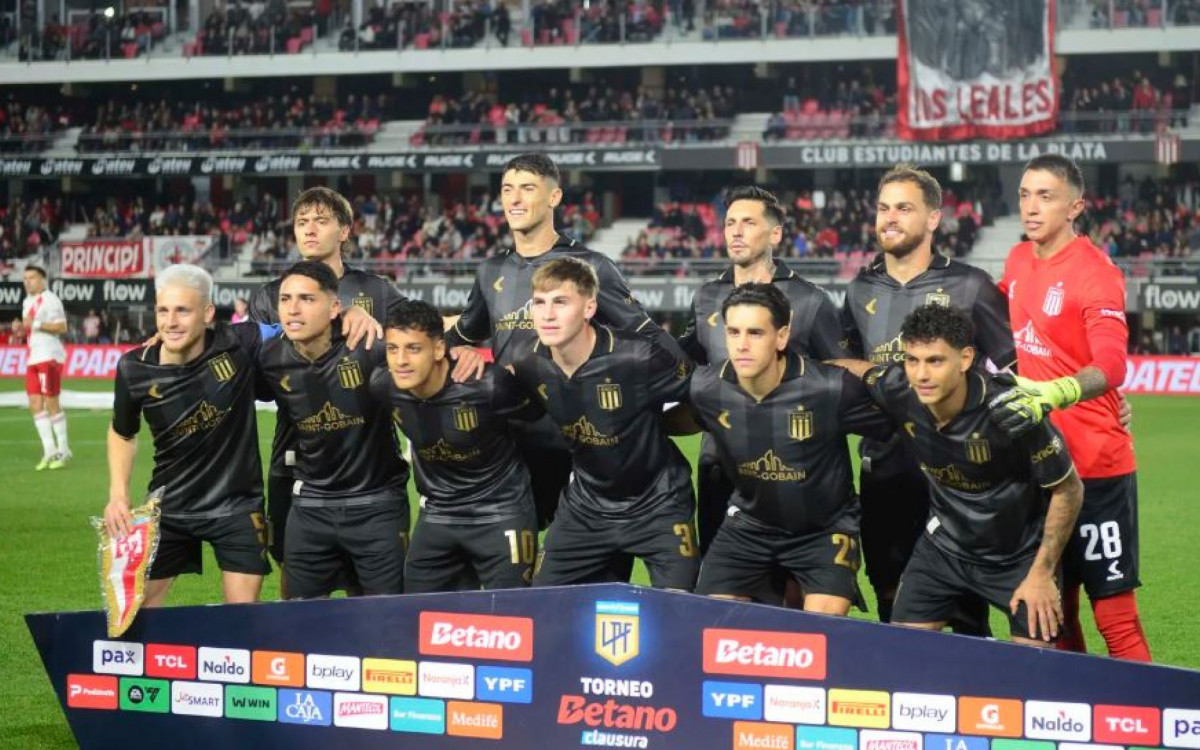 Equipe do Estudiantes na derrota para o River Plate no último fim de semana.