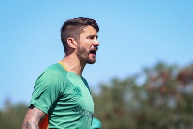 Galvão Bueno ironiza desempenho de atacante do Fluminense: 'A bola dá uma surra nele'