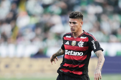 Carrascal aproveita oportunidade e participa de gol pela primeira vez no Flamengo