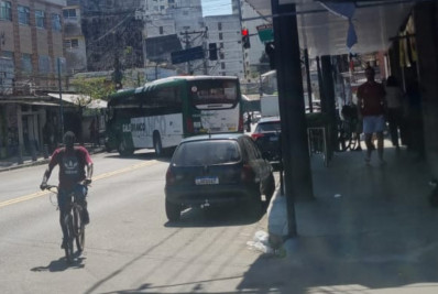 Ônibus são sequestrados por bandidos e usados como barricadas em São Gonçalo