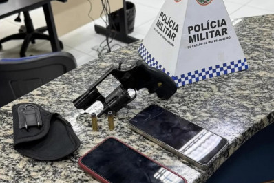 Dois homens são presos com revólver durante abordagem do CPRv na RJ-124, em Araruama