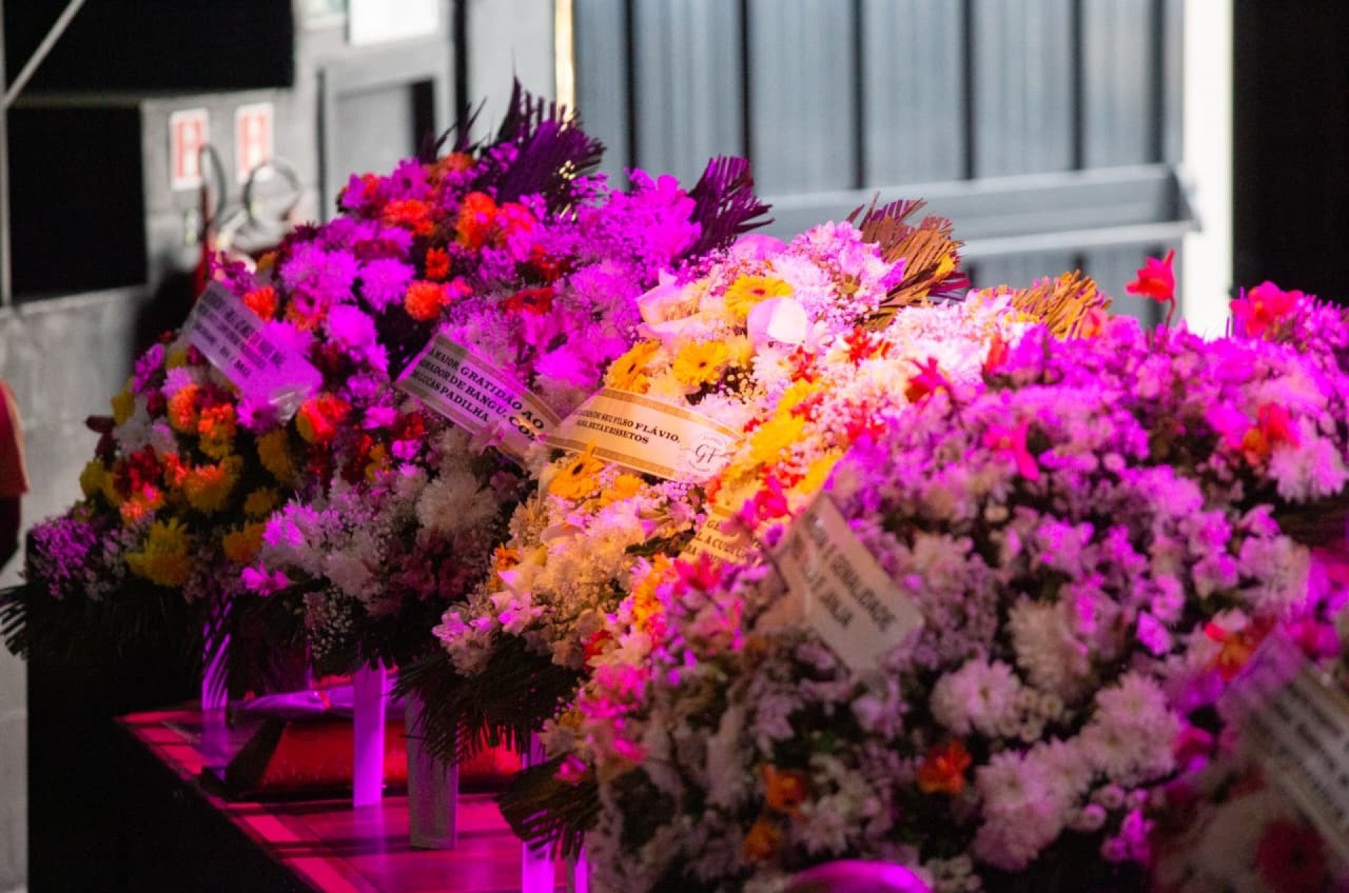 Familiares, amigos e fãs prestaram uma última homenagem ao instrumentista com coroas de flores - Érica Martin/Agência O Dia