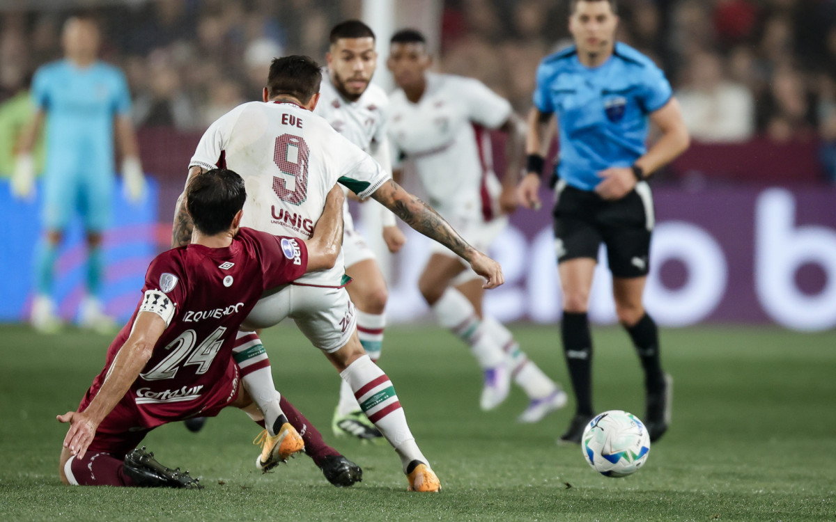 Everaldo em ação diante do Lanús (ARG)