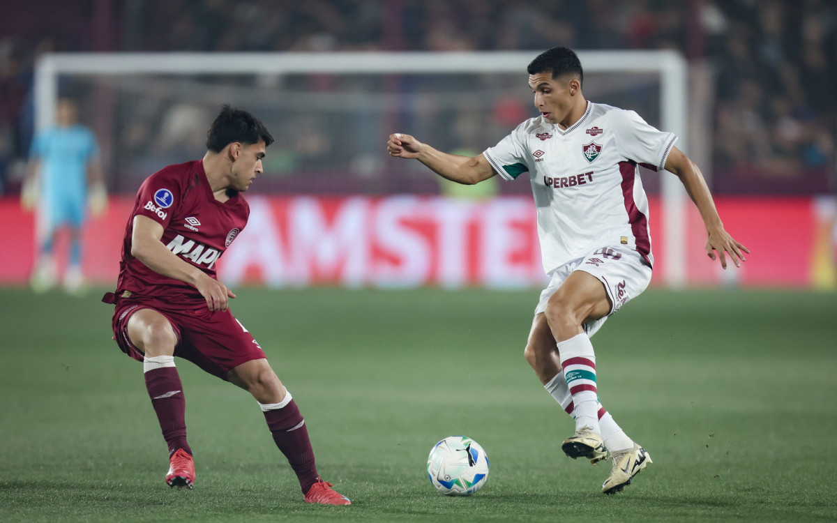 Kevin Serna em ação diante do Lanús (ARG)