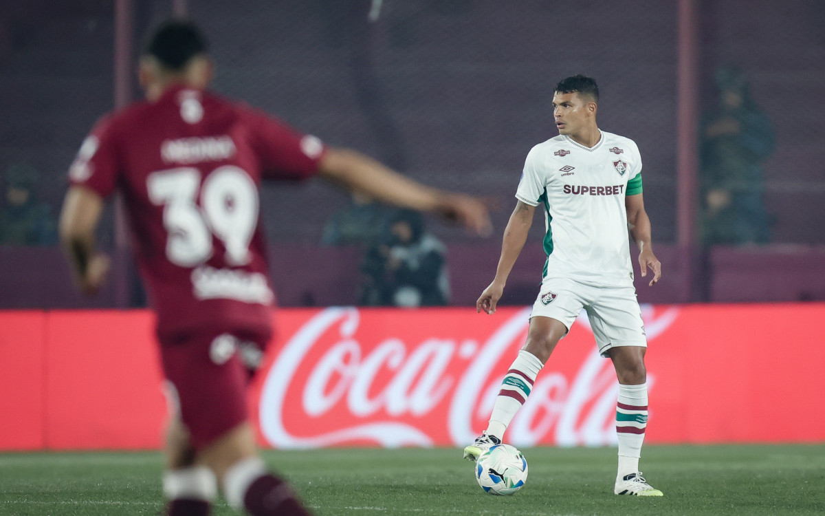 Thiago Silva em ação diante do Lanús (ARG)