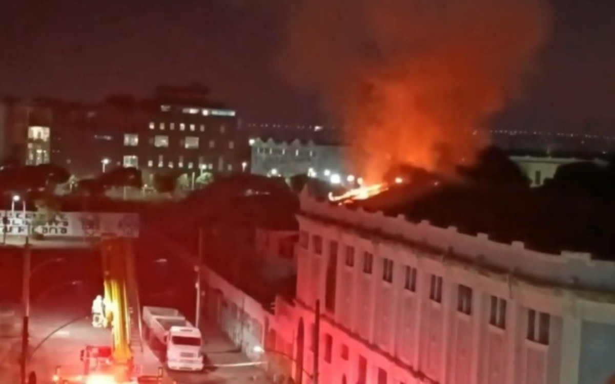 Inc&ecirc;ndio aconteceu em im&oacute;vel na esquina das Ruas do Livramento e Sacadura Cabral