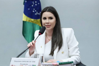 Deputada renuncia à liderança da Minoria na Câmara para transferir função a Eduardo Bolsonaro