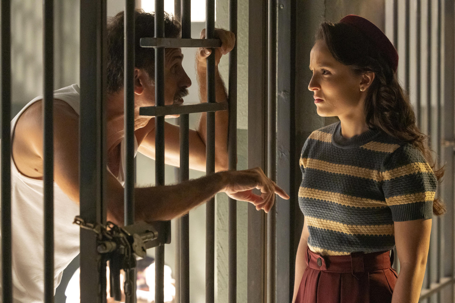 Estela (Larissa Manoela) visita Ernesto (Eriberto Leão) na prisão e diz odiá-lo - Globo/ Manoella Mello