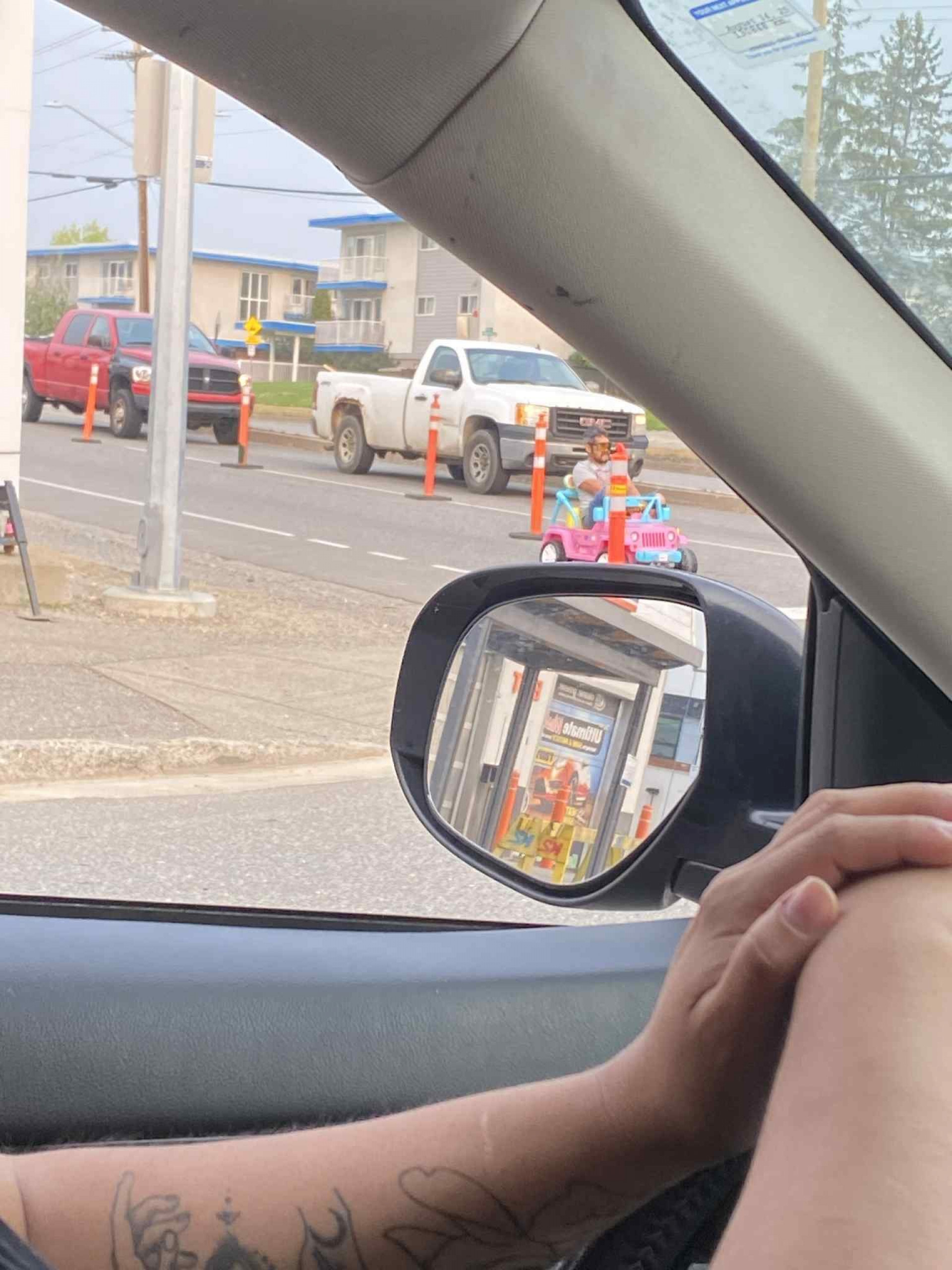 Motoristas flagraram o homem dirigindo um carro de brinquedo da Barbie - Reprodução / Facebook