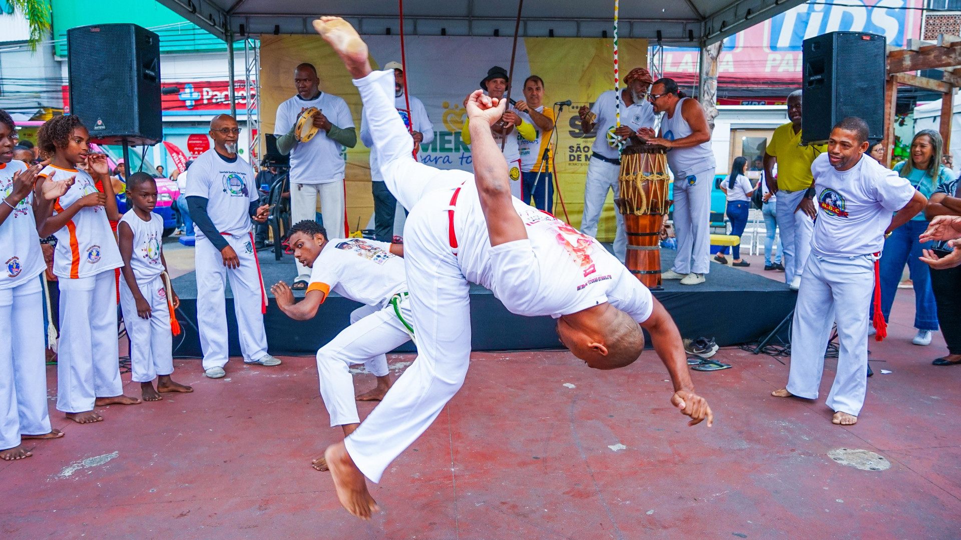A roda de capoeira animou o p&uacute;blico presente na Pra&ccedil;a da Matriz - Gilberto Rocha/ PMSJM
