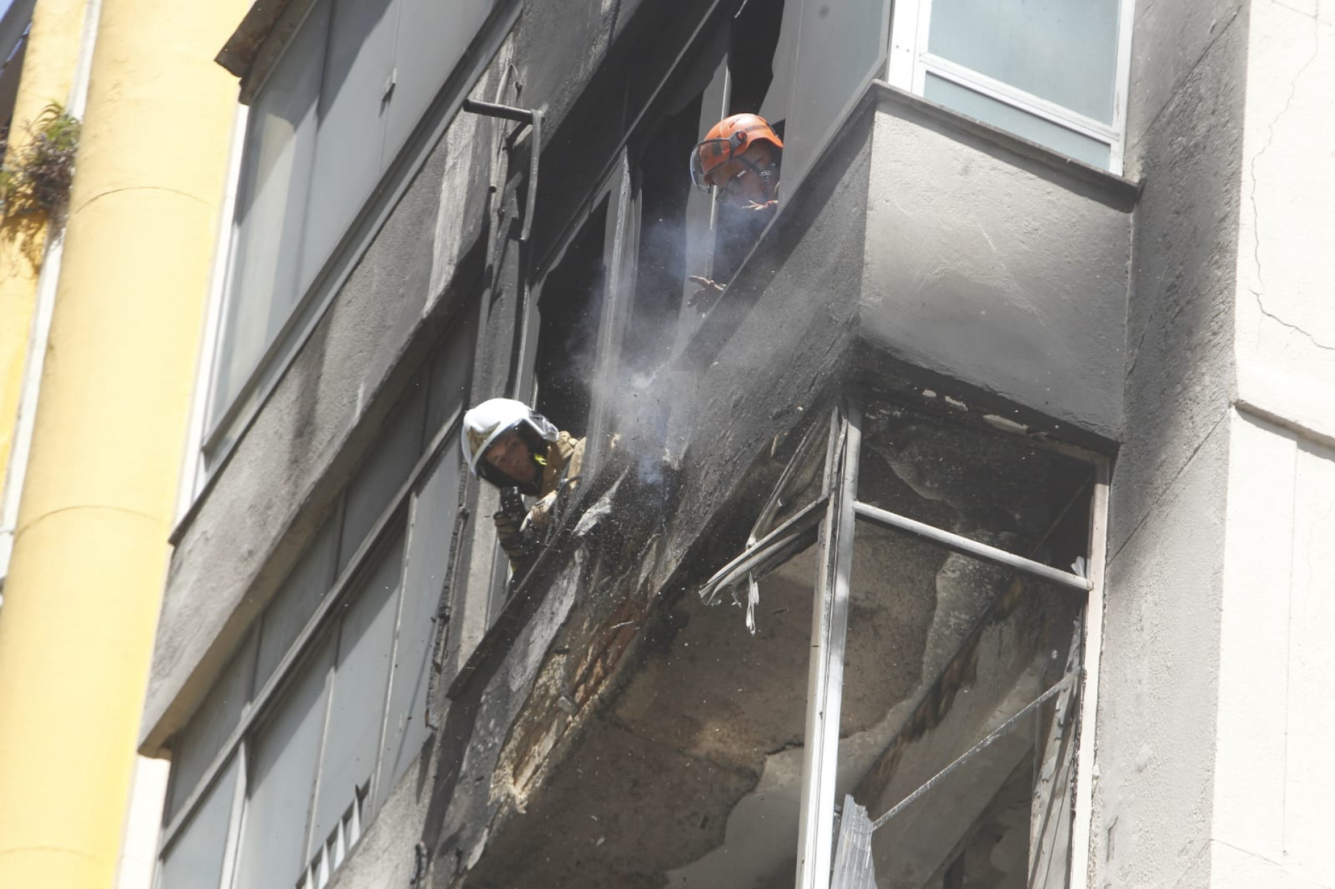Incêndio destruiu apartamentos na Rua Senador Dantas, no Centro do Rio - Reginaldo Pimenta / Agência O Dia