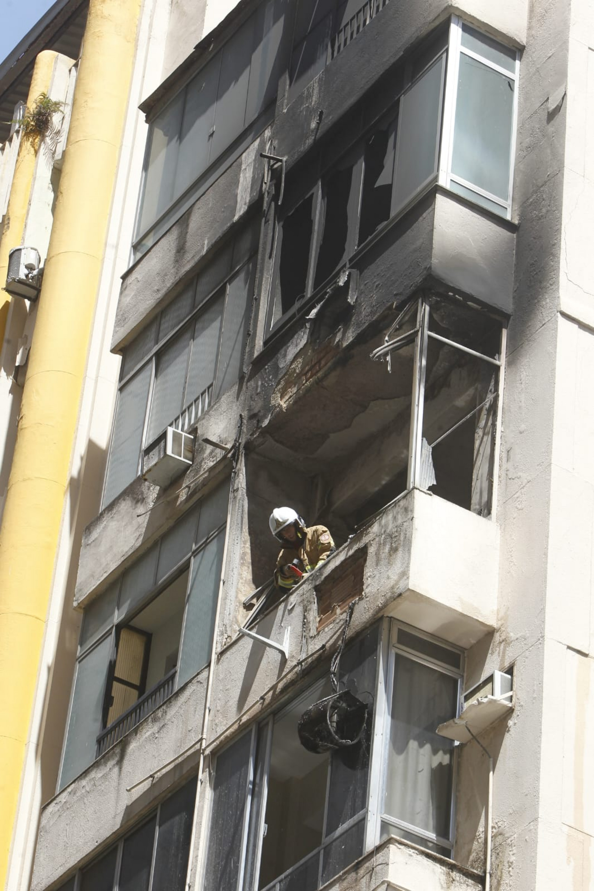 Incêndio destruiu apartamentos na Rua Senador Dantas, no Centro do Rio - Reginaldo Pimenta / Agência O Dia