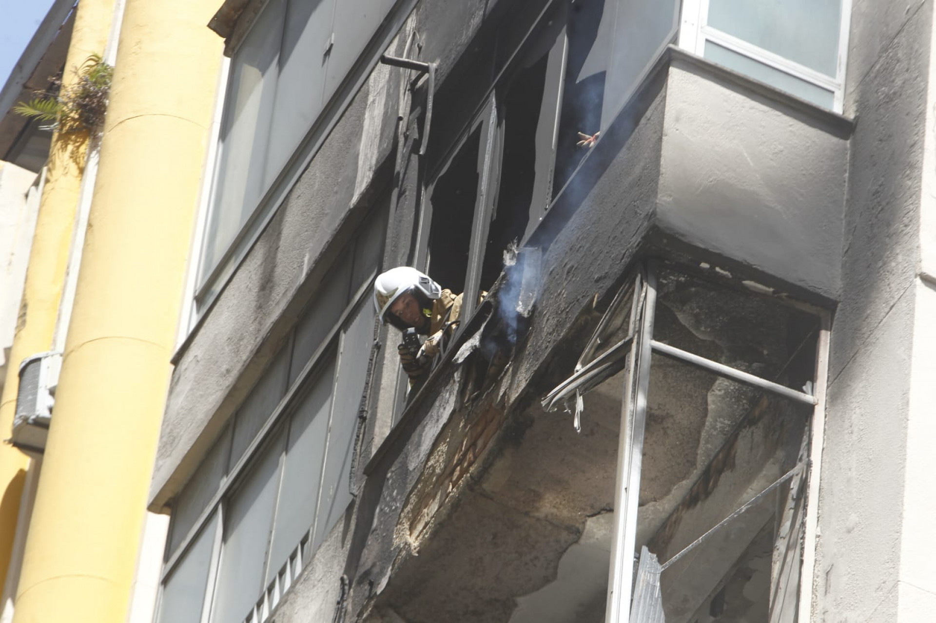 Incêndio destruiu apartamentos na Rua Senador Dantas, no Centro do Rio - Reginaldo Pimenta / Agência O Dia
