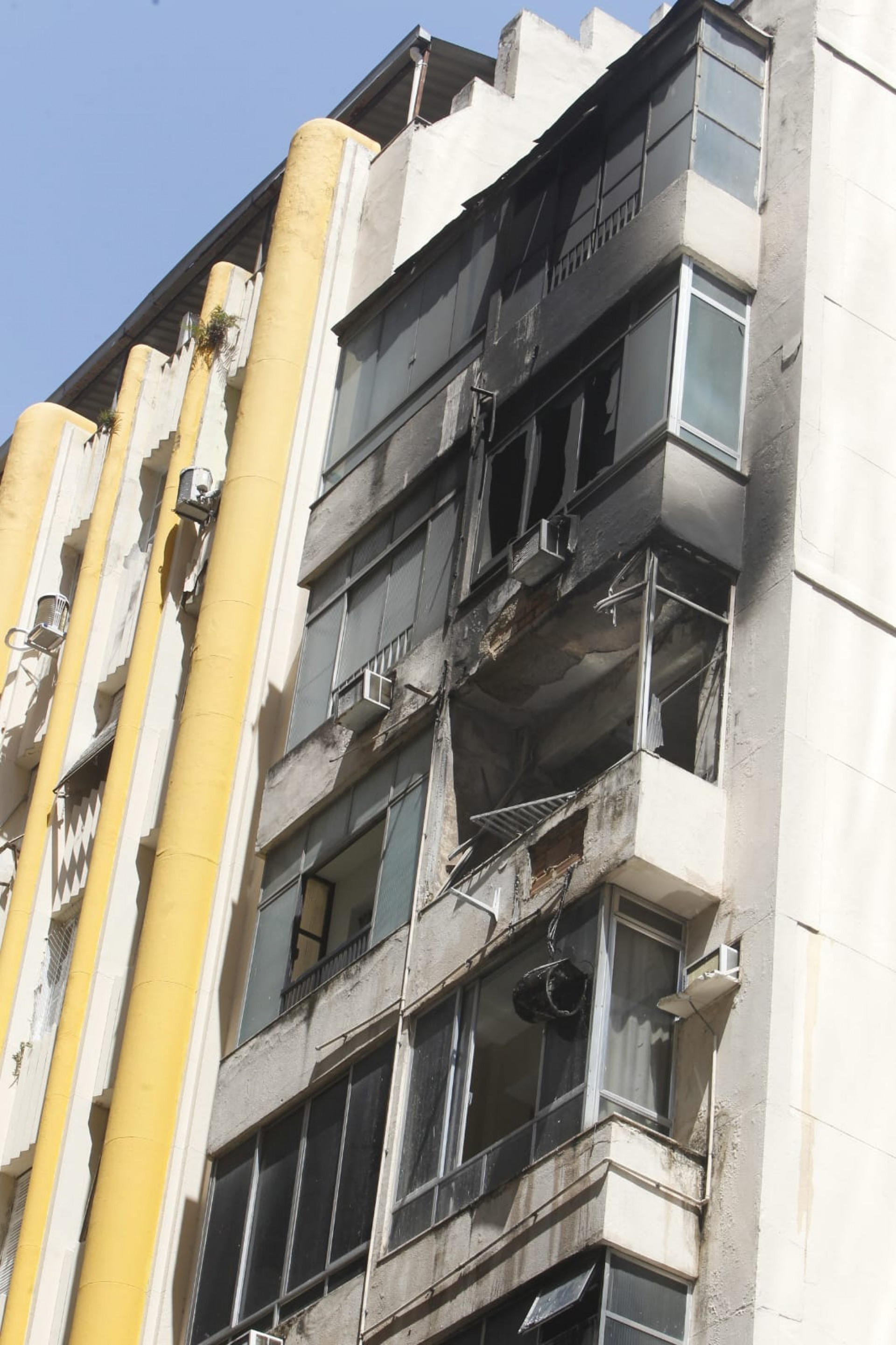 Incêndio destruiu apartamentos na Rua Senador Dantas, no Centro do Rio - Reginaldo Pimenta / Agência O Dia