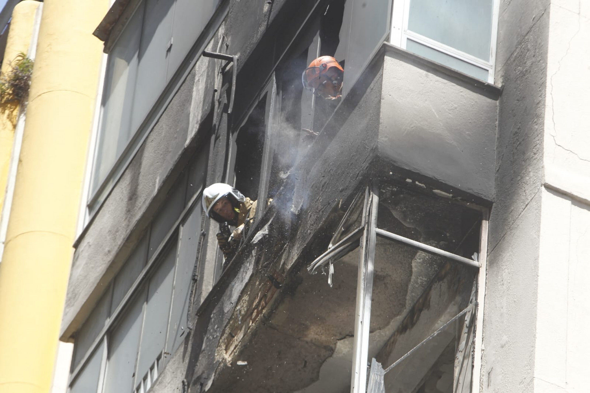 Incêndio destruiu apartamentos na Rua Senador Dantas, no Centro do Rio - Reginaldo Pimenta / Agência O Dia