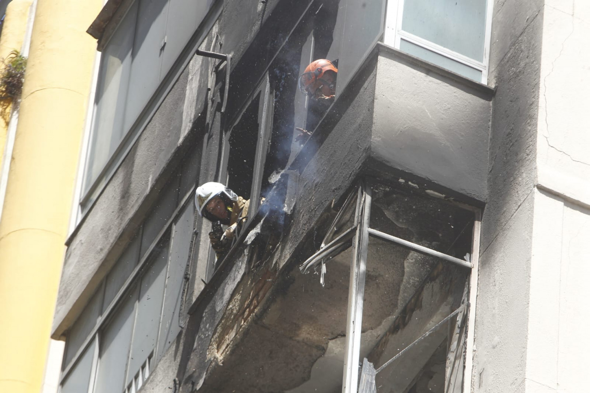 Incêndio destruiu apartamentos na Rua Senador Dantas, no Centro do Rio - Reginaldo Pimenta / Agência O Dia