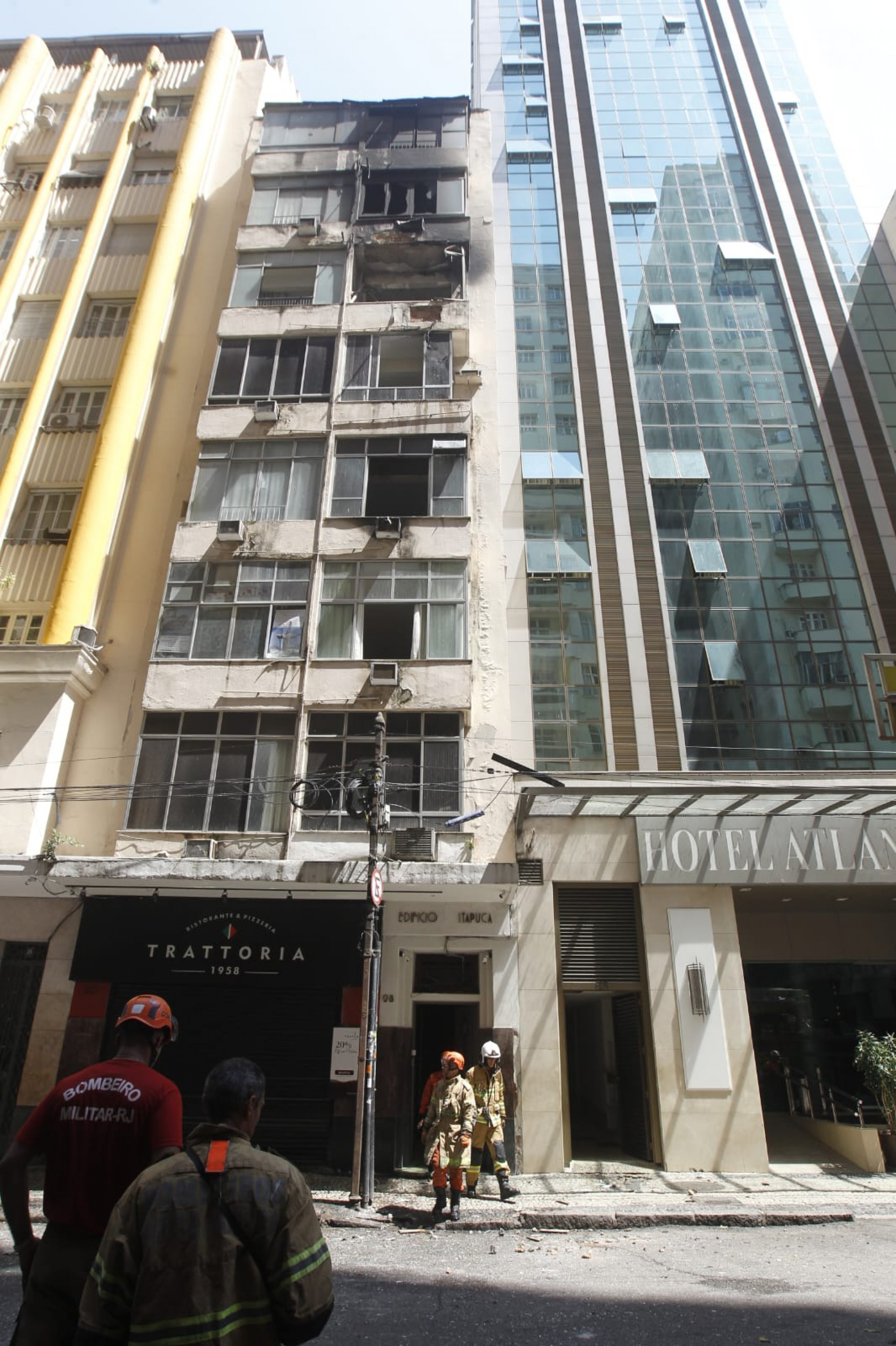 Incêndio destruiu apartamentos na Rua Senador Dantas, no Centro do Rio - Reginaldo Pimenta / Agência O Dia