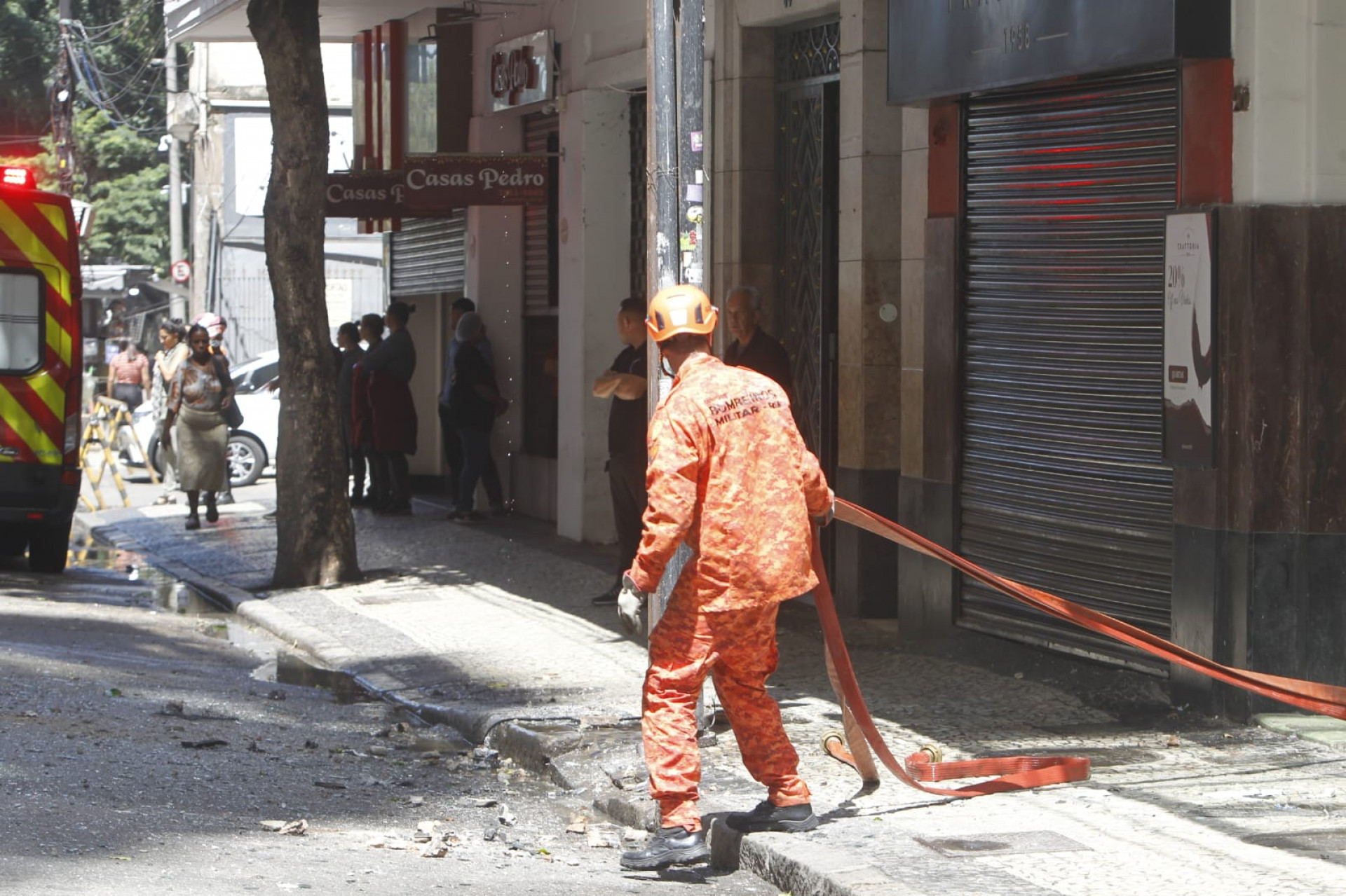 Incêndio destruiu apartamentos na Rua Senador Dantas, no Centro do Rio - Reginaldo Pimenta / Agência O Dia
