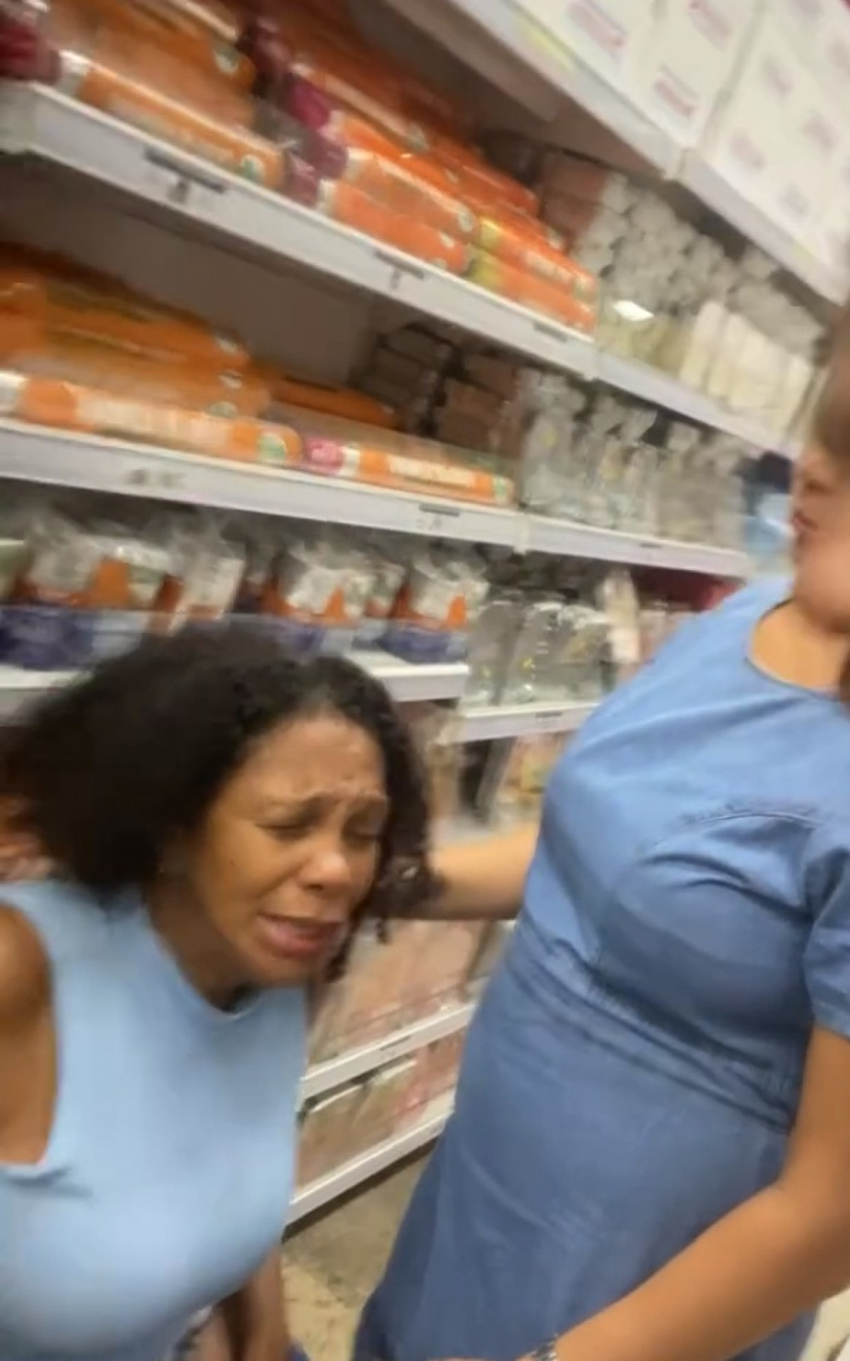 Ananias (D) afirmou que a loja s&oacute; chamou a ambul&acirc;ncia para atender sua m&atilde;e ap&oacute;s a chegada dele - Reprodu&ccedil;&atilde;o/Instagram