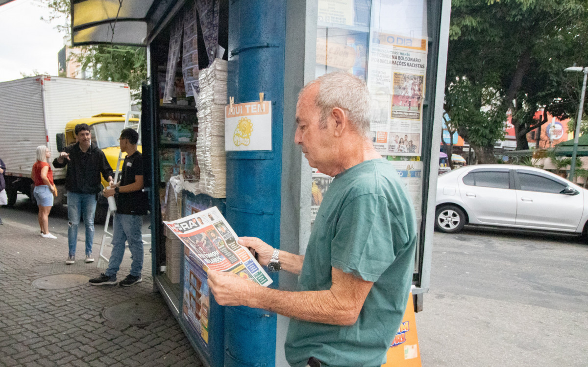 Jos&eacute; Farias, morador de Bonsucesso, com exemplar do MEIA HORA