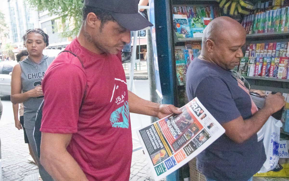 F&atilde; de futebol, Elias Carvalho compra o MEIA HORA nas bancas todos os dias