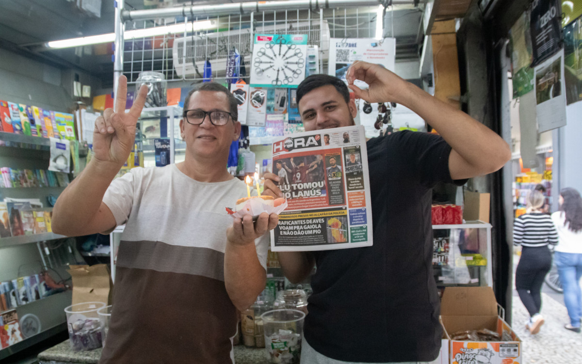 Cristiano Oliveira (blusa branca) e amigo s&atilde;o f&atilde;s do MEIA HORA