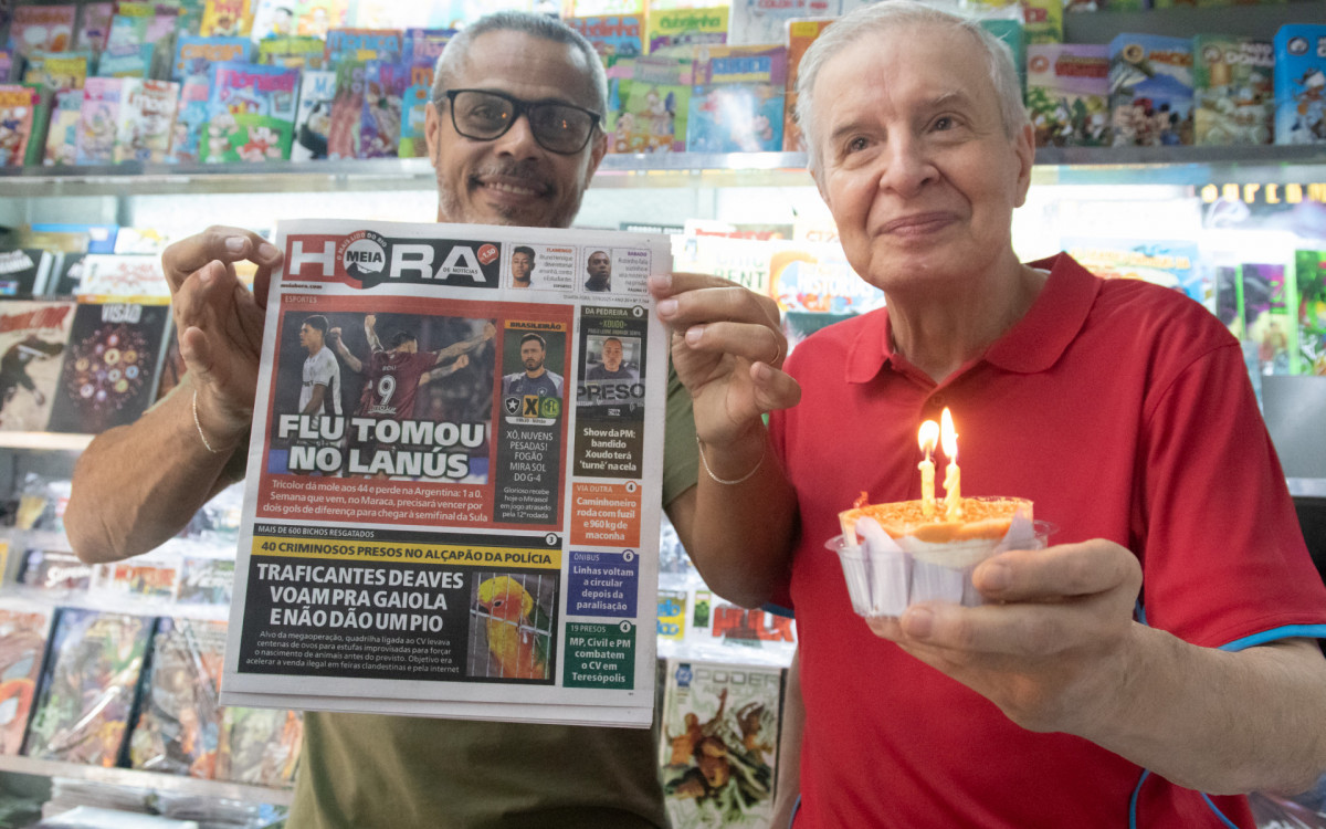 Joseph Angresano (de vermelho) e Fernando da Silva&nbsp;comemoram anivers&aacute;rio do MEIA em banca no Centro