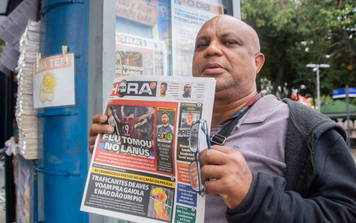 Paulo Gomes, de 56 anos, se informa com o MEIA HORA no caminho para o trabalho