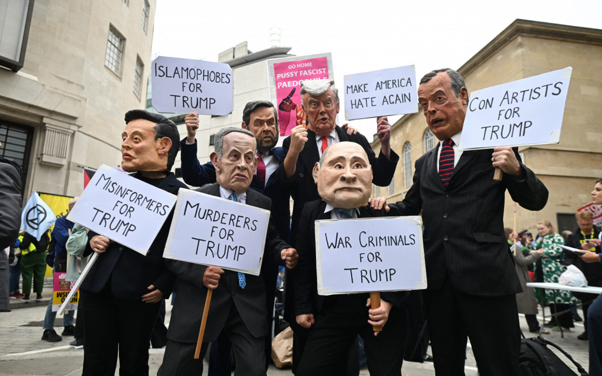 Manifestantes anti-Trump usam máscaras de figuras importantes no munod político - AFP