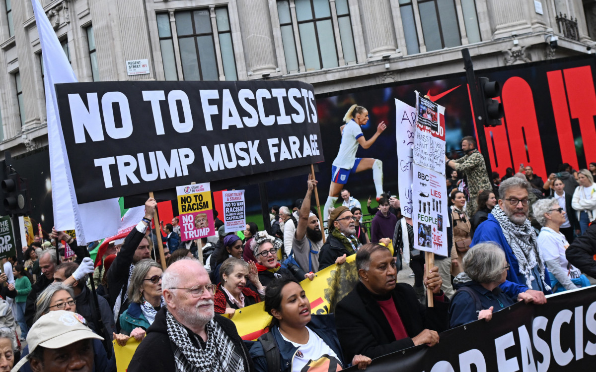 Manifestantes anti-Trump participam de uma marcha durante um protesto - AFP