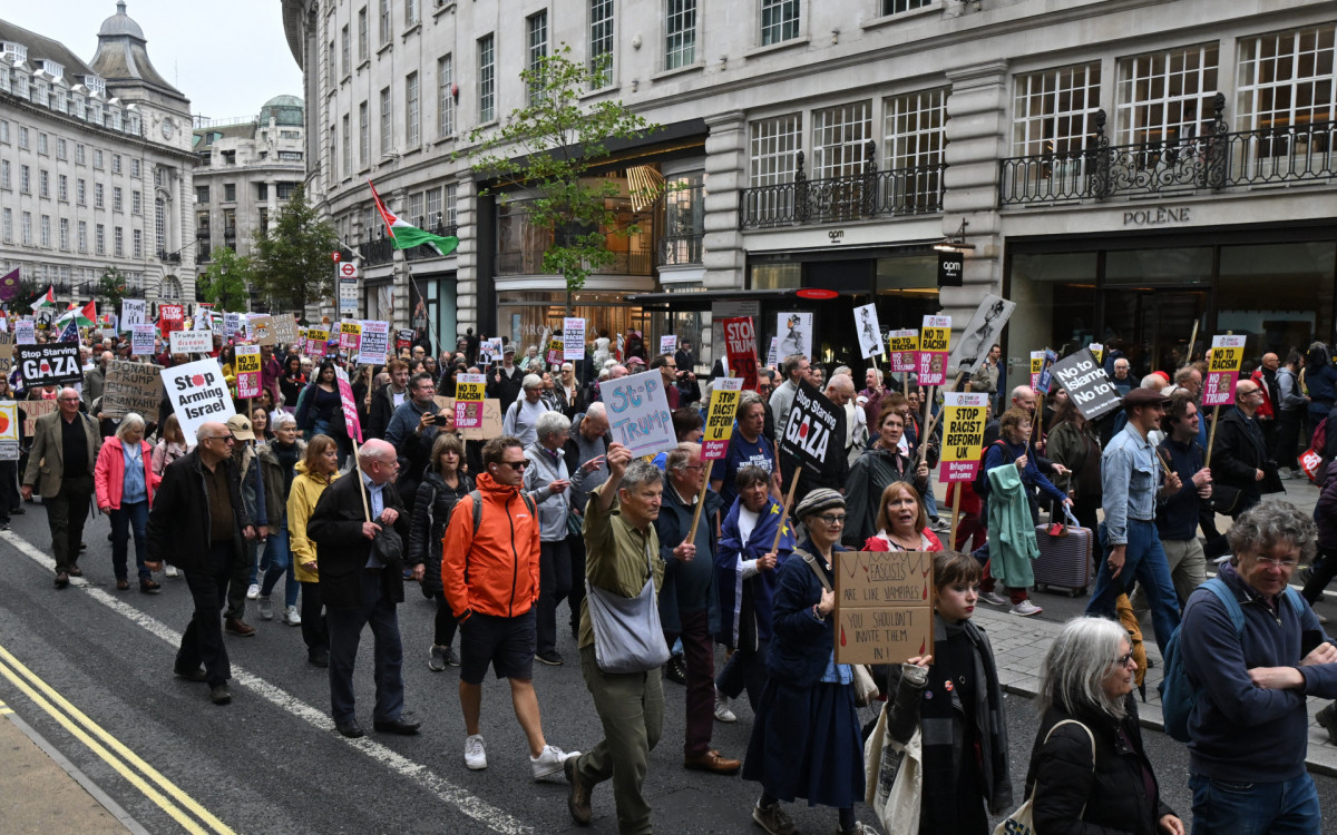 Manifestantes anti-Trump participam de uma marcha durante um protesto - AFP