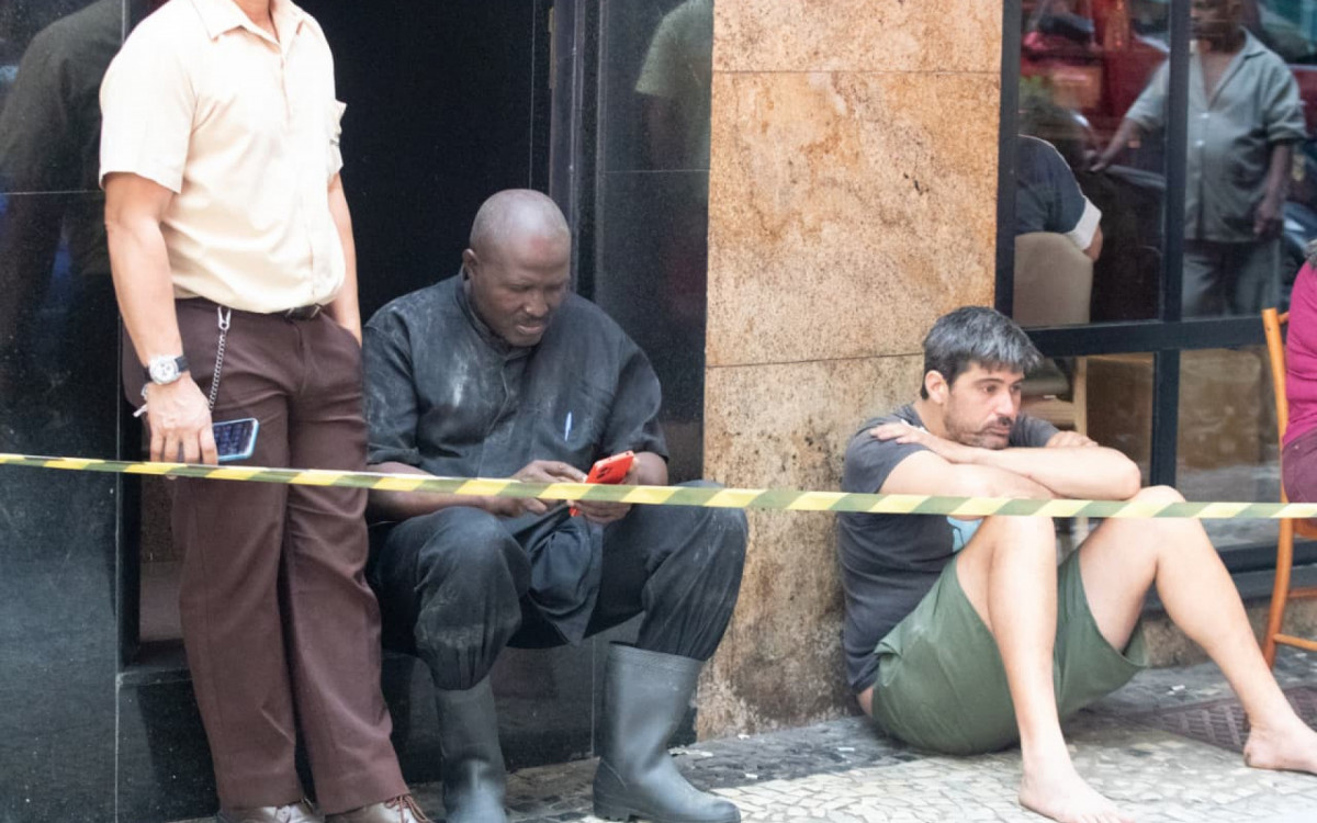 Trabalhadores de restaurante que pegou fogo no Centro aguardam a liberação do espaço